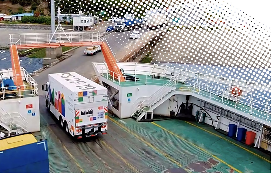 El camión del MIM Móvil embarcando en un transbordador.