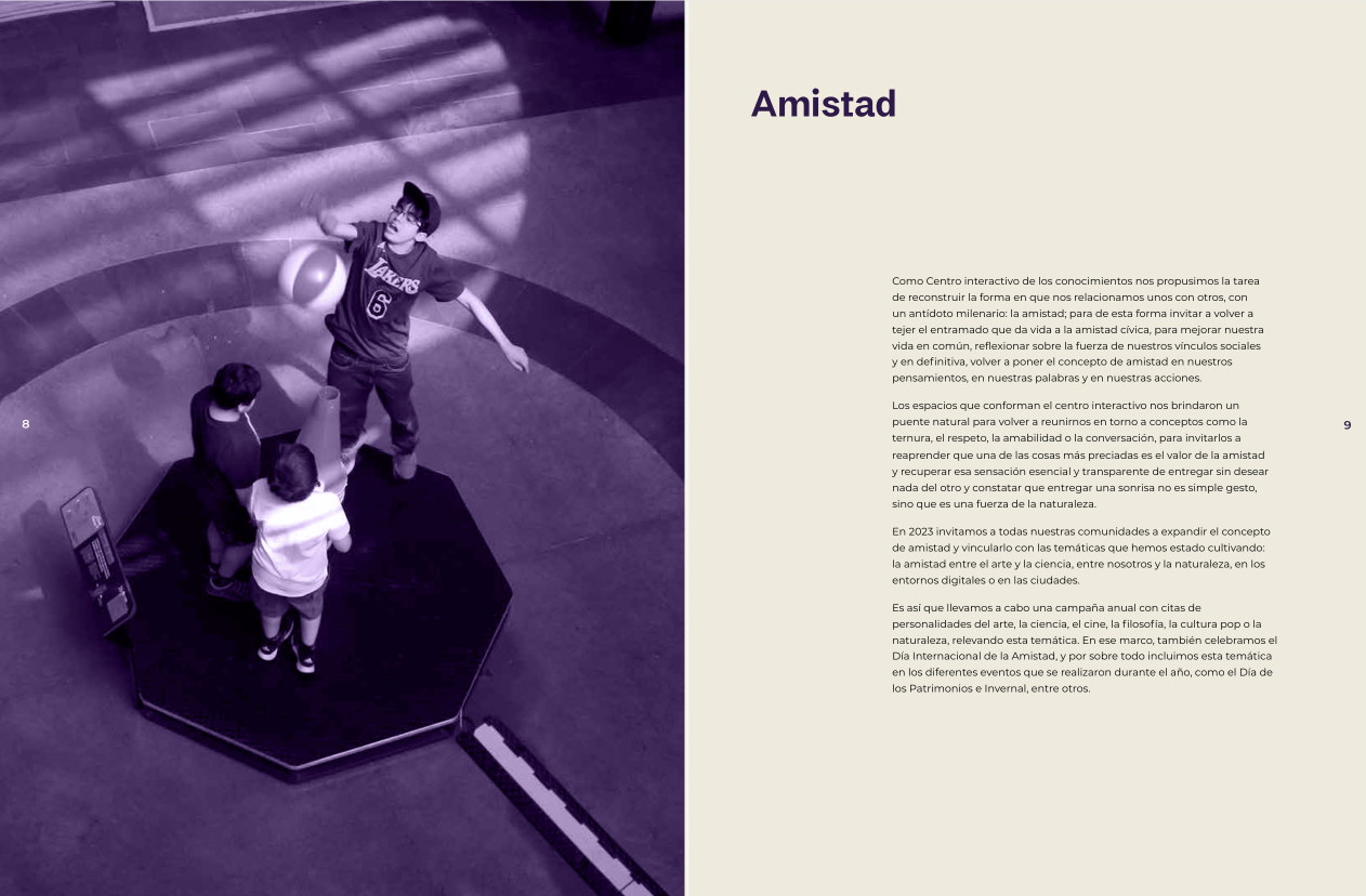 Doble página del capítulo Amistad, con fotografía a sangre y texto en columna.